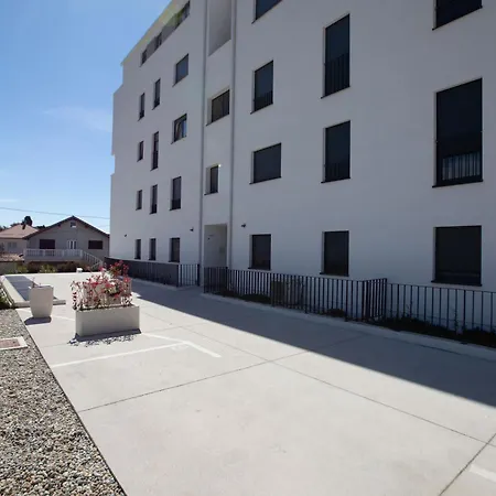 Ag With Balcony And Garage Apartment *