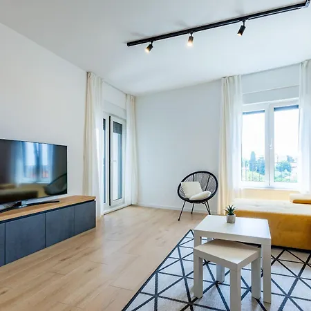 Ag With Balcony And Garage Apartment