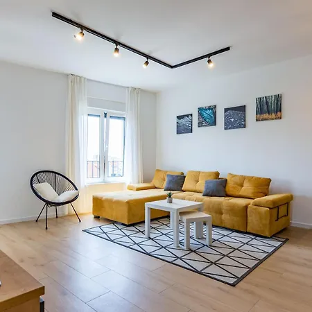 Ag With Balcony And Garage Apartment *