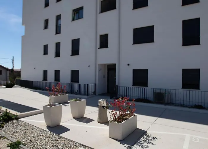 Ag With Balcony And Garage 扎达尔