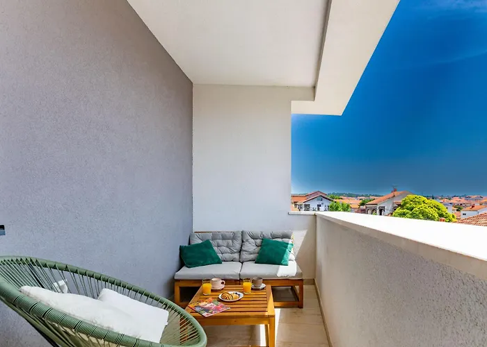 Ag With Balcony And Garage 扎达尔