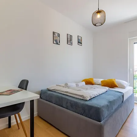 Ag With Balcony And Garage Apartamento Zadar