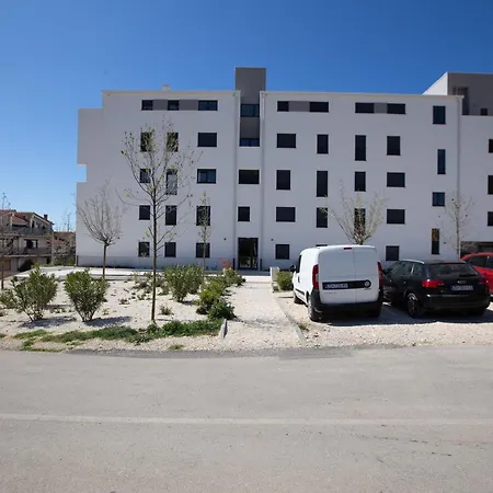 Ag With Balcony And Garage شقة