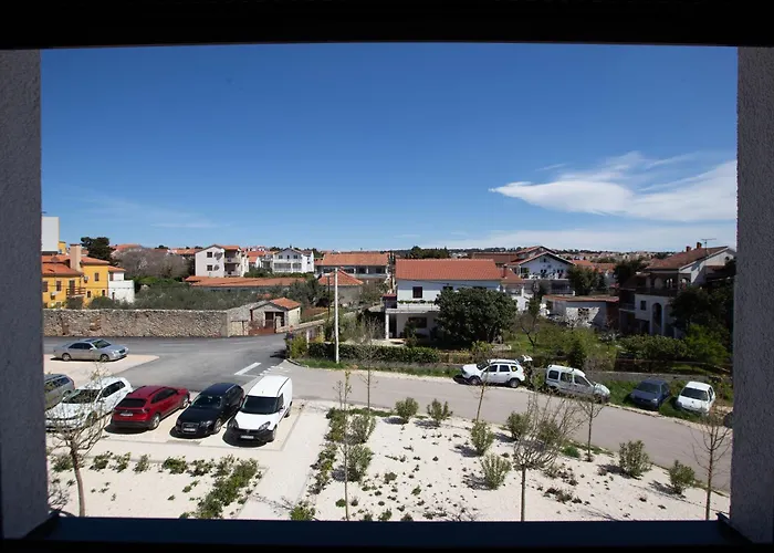 Ag With Balcony And Garage *