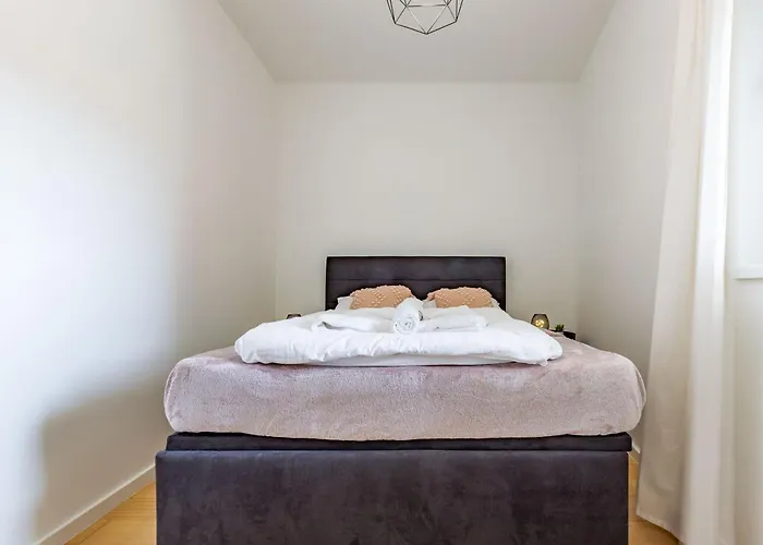 Ag With Balcony And Garage شقة *