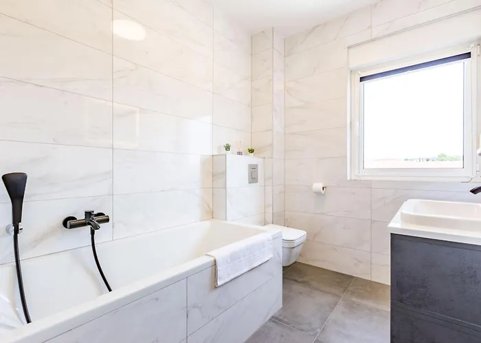 Ag With Balcony And Garage شقة *