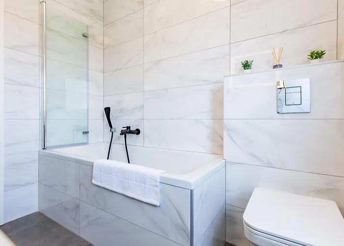 Ag With Balcony And Garage