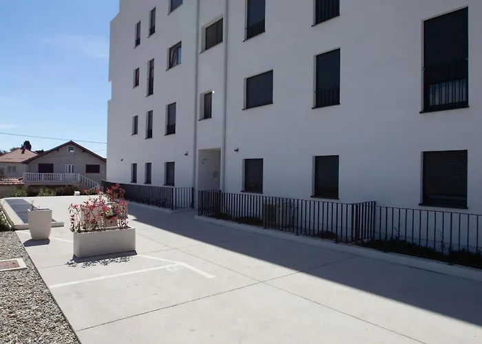 Ag With Balcony And Garage דירה *
