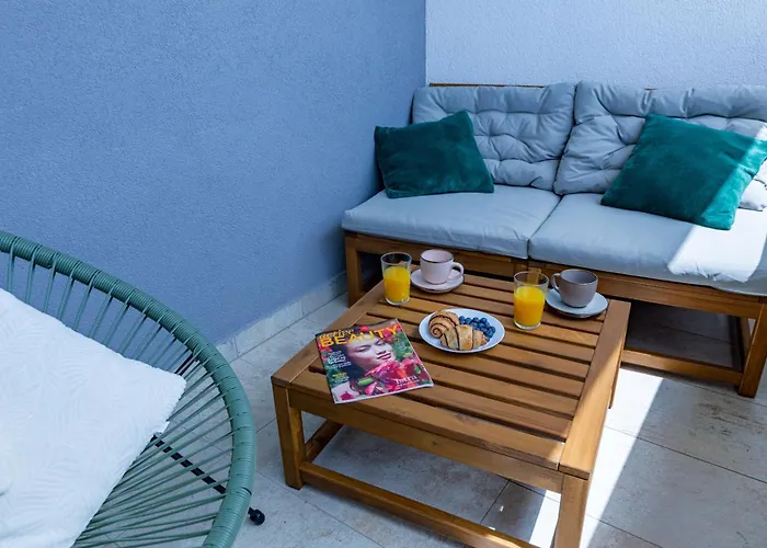 Ag With Balcony And Garage