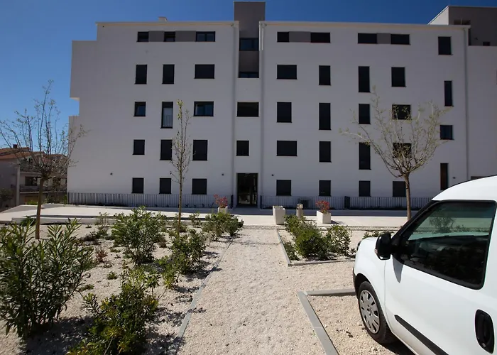 Ag With Balcony And Garage * זאדאר