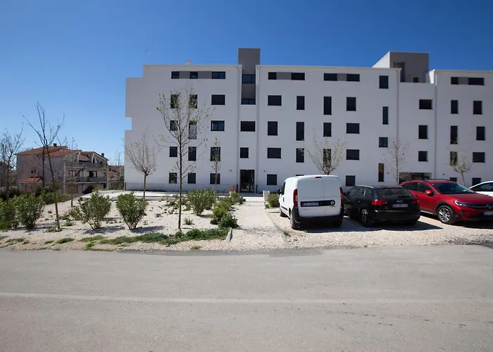 Ag With Balcony And Garage شقة