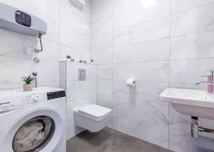 Ag With Balcony And Garage *