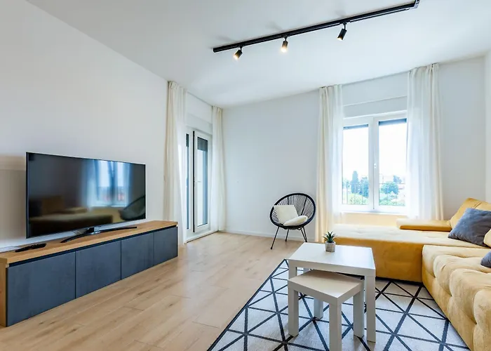 Ag With Balcony And Garage דירה