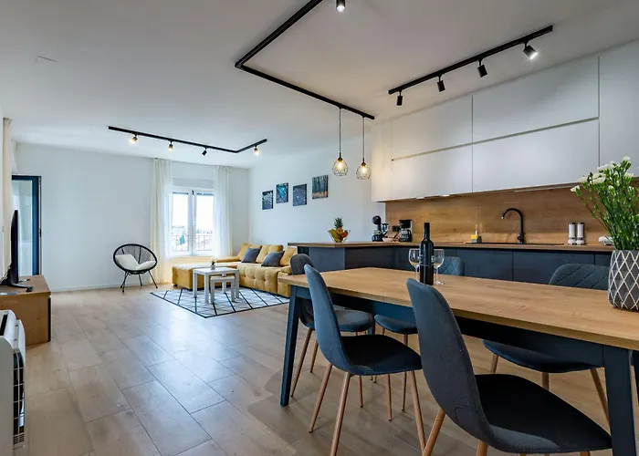 Ag With Balcony And Garage *