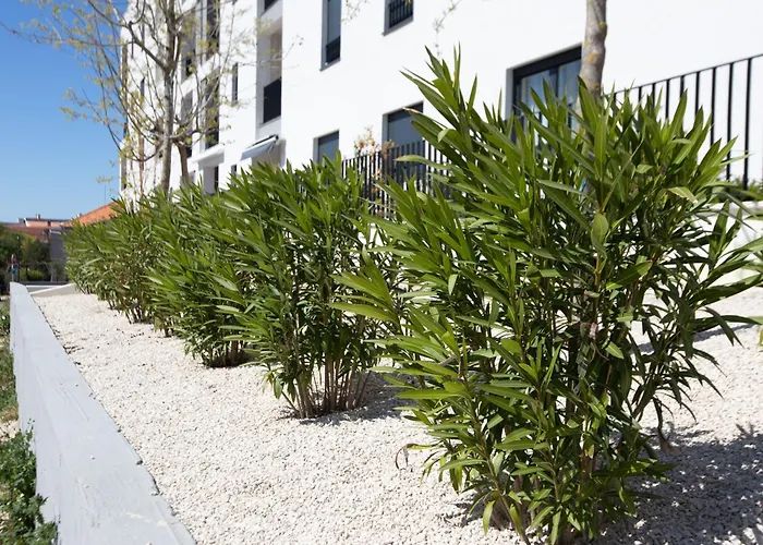 Ag With Balcony And Garage شقة *