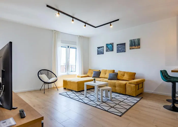 Ag With Balcony And Garage شقة *