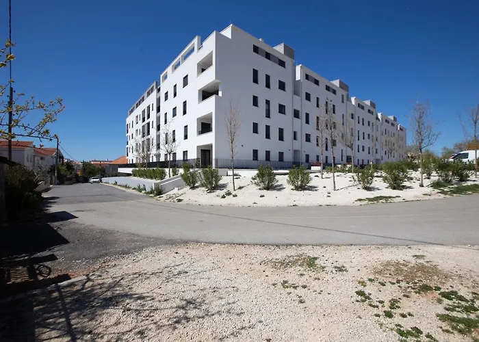 Ag With Balcony And Garage *